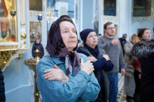 Митрополит Игнатий совершил Литургию Преждеосвященных Даров в Свято-Духовском соборе г. Саратова