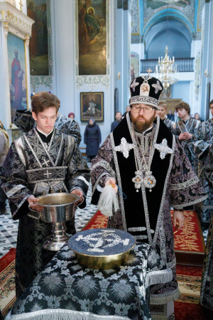 Митрополит Игнатий совершил Литургию Преждеосвященных Даров в Свято-Духовском соборе г. Саратова