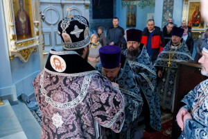 Митрополит Игнатий совершил Литургию Преждеосвященных Даров в Свято-Духовском соборе г. Саратова