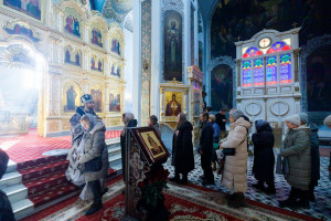 Митрополит Игнатий совершил Литургию Преждеосвященных Даров в Свято-Духовском соборе г. Саратова