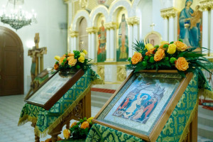 Митрополит Игнатий совершил Божественную литургию в соборном храме святителя Спиридона Тримифунтского г. Саратова