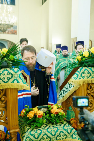 Митрополит Игнатий совершил Божественную литургию в соборном храме святителя Спиридона Тримифунтского г. Саратова