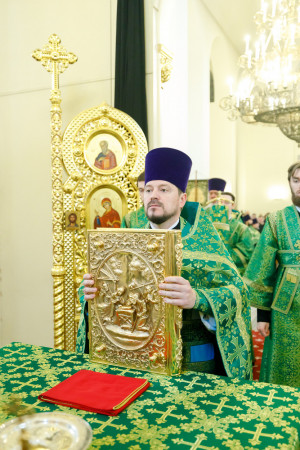 Митрополит Игнатий совершил Божественную литургию в соборном храме святителя Спиридона Тримифунтского г. Саратова