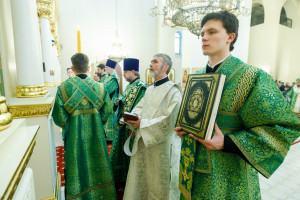 Митрополит Игнатий совершил Божественную литургию в соборном храме святителя Спиридона Тримифунтского г. Саратова