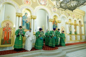 Митрополит Игнатий совершил Божественную литургию в соборном храме святителя Спиридона Тримифунтского г. Саратова