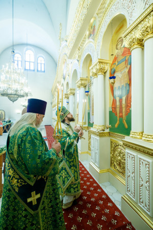 Митрополит Игнатий совершил Божественную литургию в соборном храме святителя Спиридона Тримифунтского г. Саратова