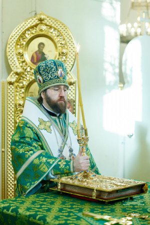 Митрополит Игнатий совершил Божественную литургию в соборном храме святителя Спиридона Тримифунтского г. Саратова