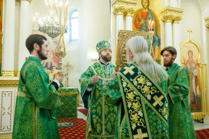Митрополит Игнатий совершил Божественную литургию в соборном храме святителя Спиридона Тримифунтского г. Саратова