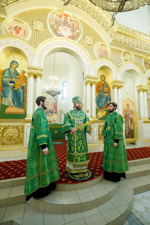 Митрополит Игнатий совершил Божественную литургию в соборном храме святителя Спиридона Тримифунтского г. Саратова