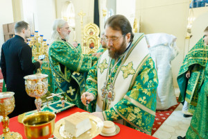 Митрополит Игнатий совершил Божественную литургию в соборном храме святителя Спиридона Тримифунтского г. Саратова