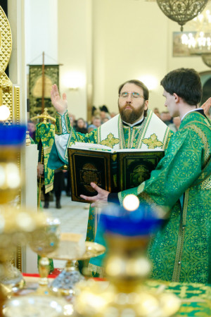 Митрополит Игнатий совершил Божественную литургию в соборном храме святителя Спиридона Тримифунтского г. Саратова