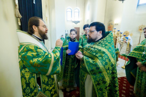 Митрополит Игнатий совершил Божественную литургию в соборном храме святителя Спиридона Тримифунтского г. Саратова