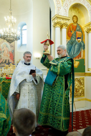 Митрополит Игнатий совершил Божественную литургию в соборном храме святителя Спиридона Тримифунтского г. Саратова