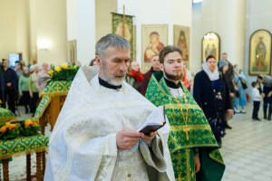 Митрополит Игнатий совершил Божественную литургию в соборном храме святителя Спиридона Тримифунтского г. Саратова