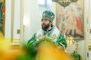 Митрополит Игнатий совершил Божественную литургию в соборном храме святителя Спиридона Тримифунтского г. Саратова