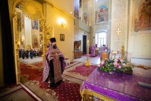 Митрополит Игнатий совершил всенощное бдение с чином выноса Креста в Покровском соборе г. Саратова