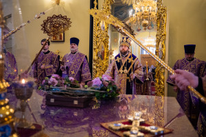 Митрополит Игнатий совершил всенощное бдение с чином выноса Креста в Покровском соборе г. Саратова