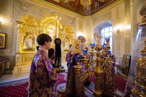 Митрополит Игнатий совершил всенощное бдение с чином выноса Креста в Покровском соборе г. Саратова