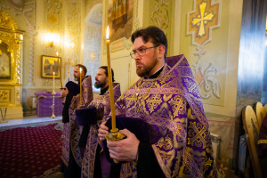 Митрополит Игнатий совершил всенощное бдение с чином выноса Креста в Покровском соборе г. Саратова