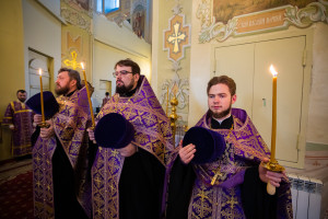 Митрополит Игнатий совершил всенощное бдение с чином выноса Креста в Покровском соборе г. Саратова