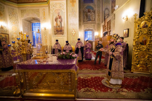 Митрополит Игнатий совершил всенощное бдение с чином выноса Креста в Покровском соборе г. Саратова