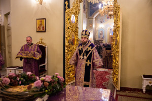 Митрополит Игнатий совершил всенощное бдение с чином выноса Креста в Покровском соборе г. Саратова