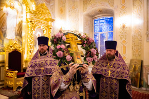 Митрополит Игнатий совершил всенощное бдение с чином выноса Креста в Покровском соборе г. Саратова