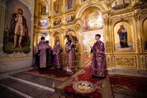 Митрополит Игнатий совершил всенощное бдение с чином выноса Креста в Покровском соборе г. Саратова