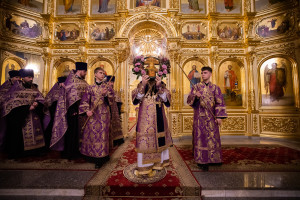 Митрополит Игнатий совершил всенощное бдение с чином выноса Креста в Покровском соборе г. Саратова