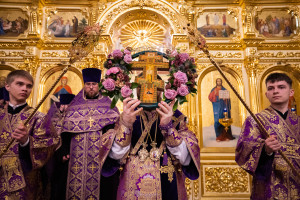 Митрополит Игнатий совершил всенощное бдение с чином выноса Креста в Покровском соборе г. Саратова