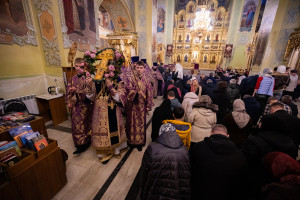 Митрополит Игнатий совершил всенощное бдение с чином выноса Креста в Покровском соборе г. Саратова