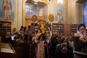 Митрополит Игнатий совершил всенощное бдение с чином выноса Креста в Покровском соборе г. Саратова
