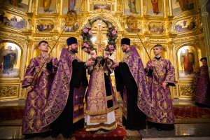 Митрополит Игнатий совершил всенощное бдение с чином выноса Креста в Покровском соборе г. Саратова