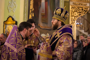 Митрополит Игнатий совершил всенощное бдение с чином выноса Креста в Покровском соборе г. Саратова