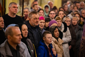 Митрополит Игнатий совершил всенощное бдение с чином выноса Креста в Покровском соборе г. Саратова
