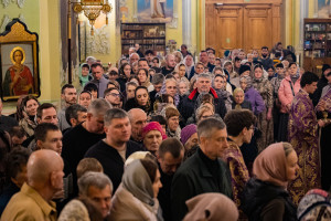 Митрополит Игнатий совершил всенощное бдение с чином выноса Креста в Покровском соборе г. Саратова