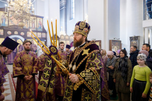 Митрополит Игнатий совершил Божественную литургию в Петропавловском храме г. Саратова