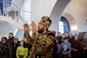 Митрополит Игнатий совершил Божественную литургию в Петропавловском храме г. Саратова