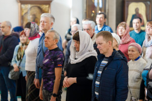 Митрополит Игнатий совершил Божественную литургию в Петропавловском храме г. Саратова