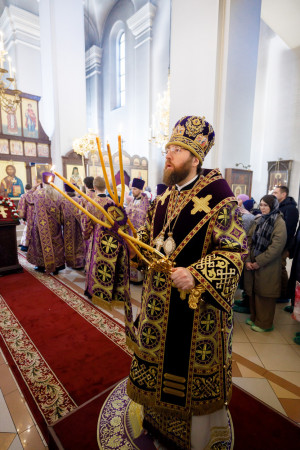 Митрополит Игнатий совершил Божественную литургию в Петропавловском храме г. Саратова