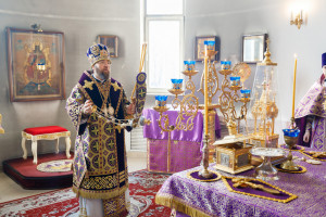Митрополит Игнатий совершил Божественную литургию в Петропавловском храме г. Саратова