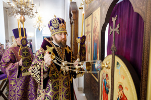 Митрополит Игнатий совершил Божественную литургию в Петропавловском храме г. Саратова