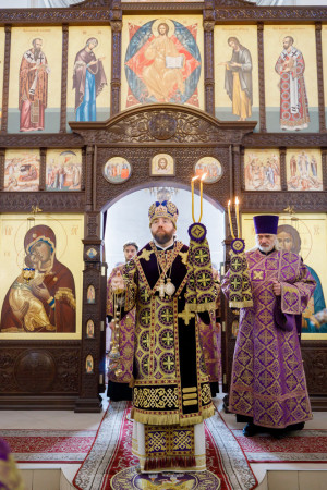 Митрополит Игнатий совершил Божественную литургию в Петропавловском храме г. Саратова