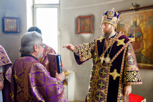 Митрополит Игнатий совершил Божественную литургию в Петропавловском храме г. Саратова