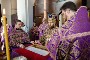 Митрополит Игнатий совершил Божественную литургию в Петропавловском храме г. Саратова