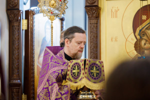 Митрополит Игнатий совершил Божественную литургию в Петропавловском храме г. Саратова