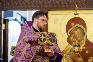 Митрополит Игнатий совершил Божественную литургию в Петропавловском храме г. Саратова