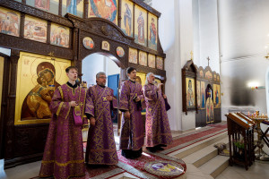 Митрополит Игнатий совершил Божественную литургию в Петропавловском храме г. Саратова