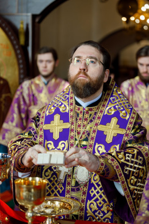 Митрополит Игнатий совершил Божественную литургию в Петропавловском храме г. Саратова