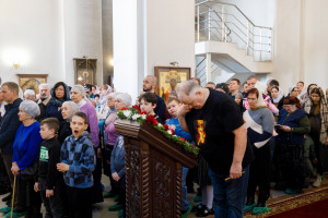 Митрополит Игнатий совершил Божественную литургию в Петропавловском храме г. Саратова